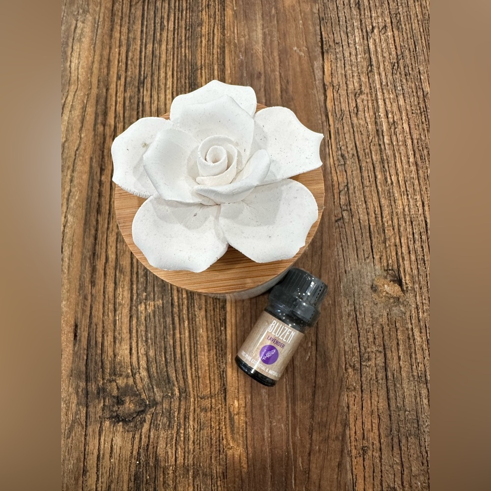White Ceramic Rose with Essential Oil diffuser - Picture 1 of 4
